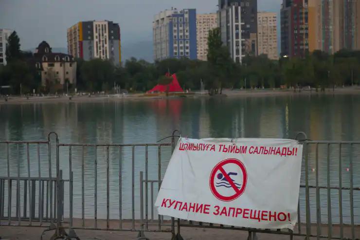 Табличка 'Купание запрещено' на Сайране