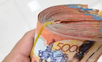 Казахстанцы получают старые 5000 тенге из банкоматов