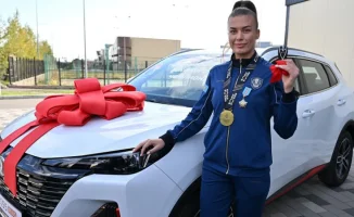 Казахстанская чемпионка Наталья Богданова получила автомобиль за успех в боксе, подчеркивая поддержку спорта