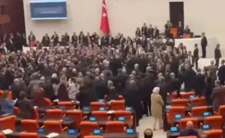 Драка в турецком парламенте из-за бюджета: последствия для политической стабильности в стране