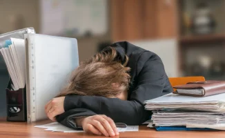 Каждый седьмой казахстанец перерабатывает: как это влияет на здоровье и семейные отношения?