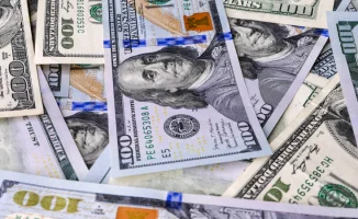 Казахстанцы сокращают покупки долларов: нетто-продажи упали до 1,5 трлн тенге в 2025 году