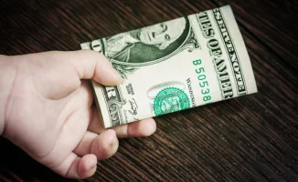 Казахстанские дети получат по 130 долларов от Нацфонда