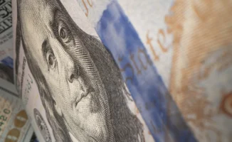 Доллар в Казахстане: курс снова танцует под ритмы торговых волн