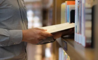 Наказание за книги, падение доллара, правила назначения пенсий. Новости за 1 апреля